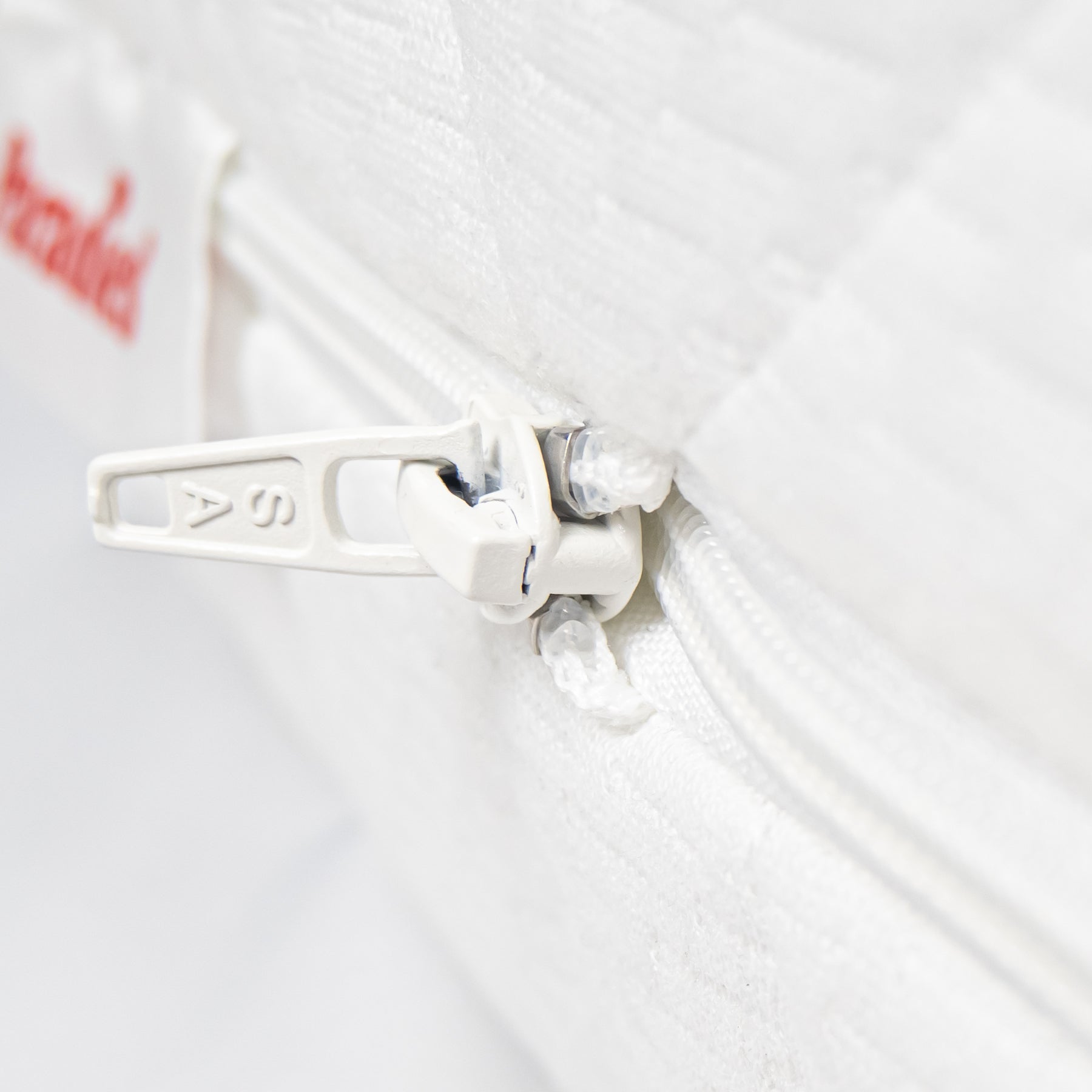 Weißer Reißverschluss geschlossen