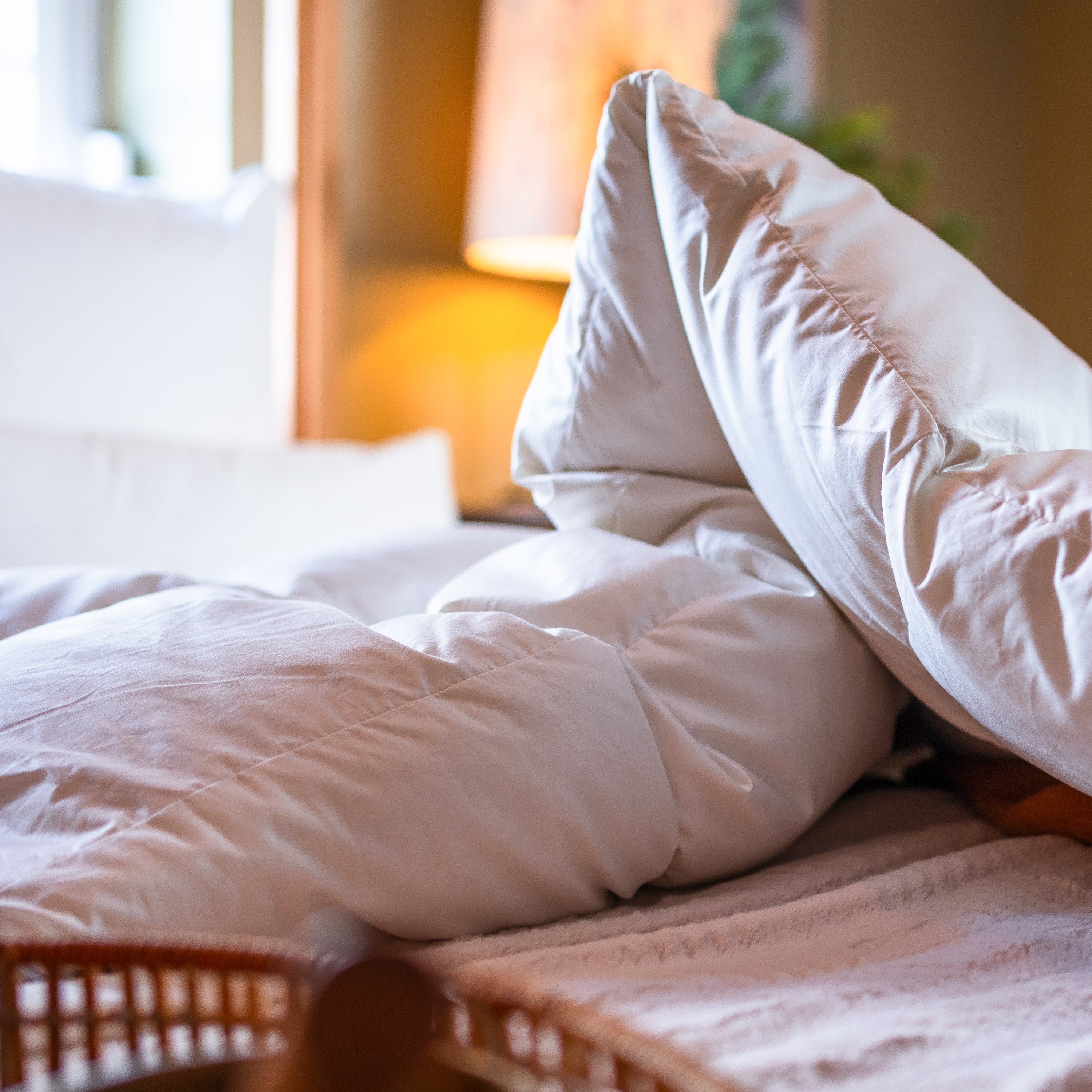 Nahaufnahme der weißen Gabi Winterdecke gefaltet auf einem Bett in einem Schlafzimmer