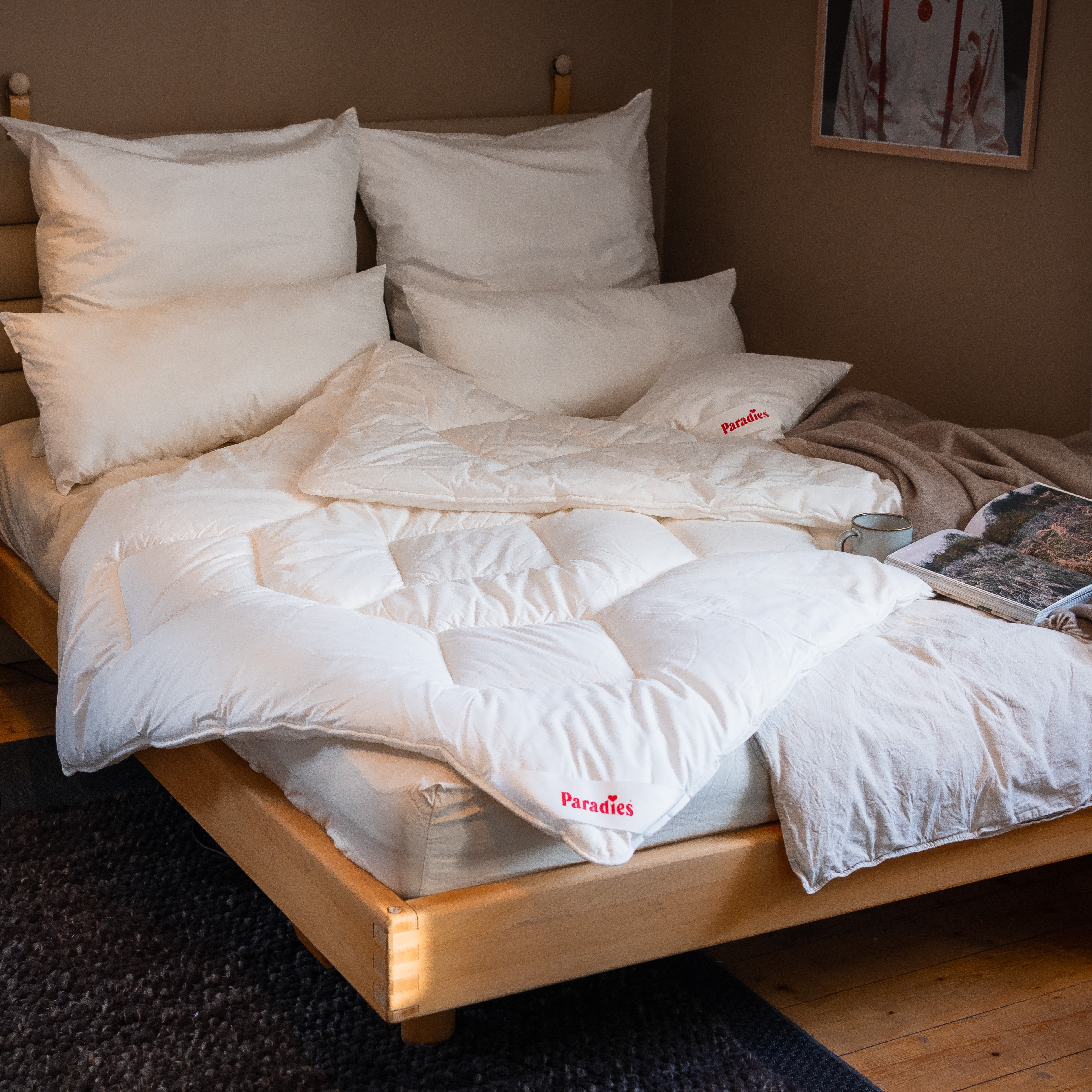 Paradies Prima Ganzjahresbettdecke im Schlafzimmer mit herbstlicher Deko.