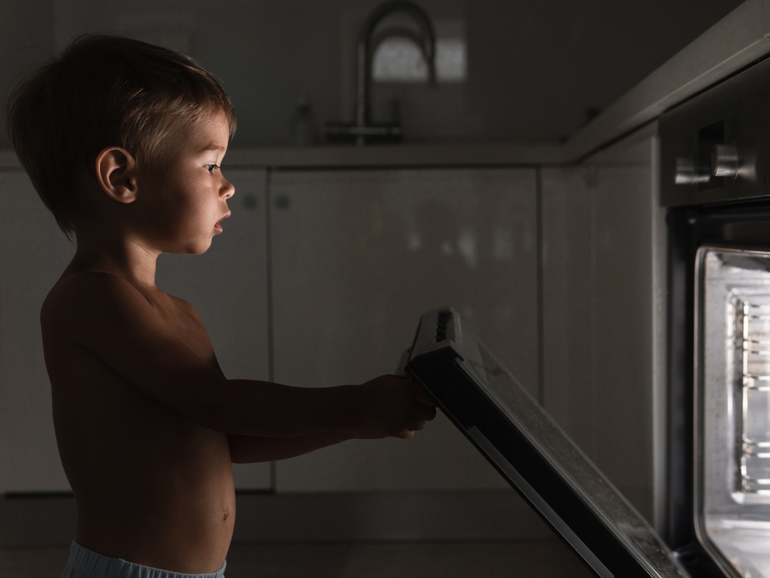 Kleiner Junge schlafwandelt und schaltet nachts den Backofen ein