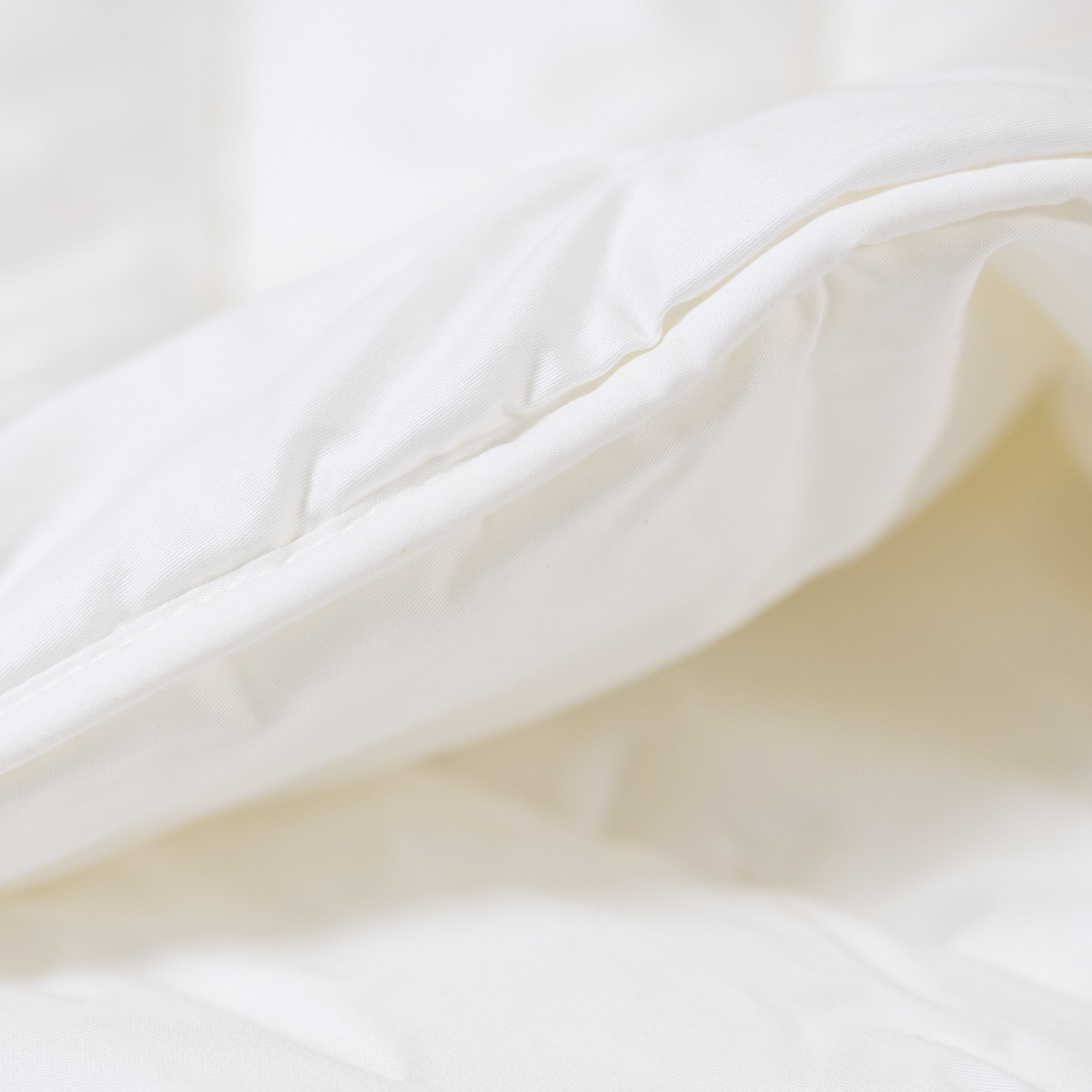 Seitenansicht der gefalteten Paradies Ganzjahresdecke Avera Bio