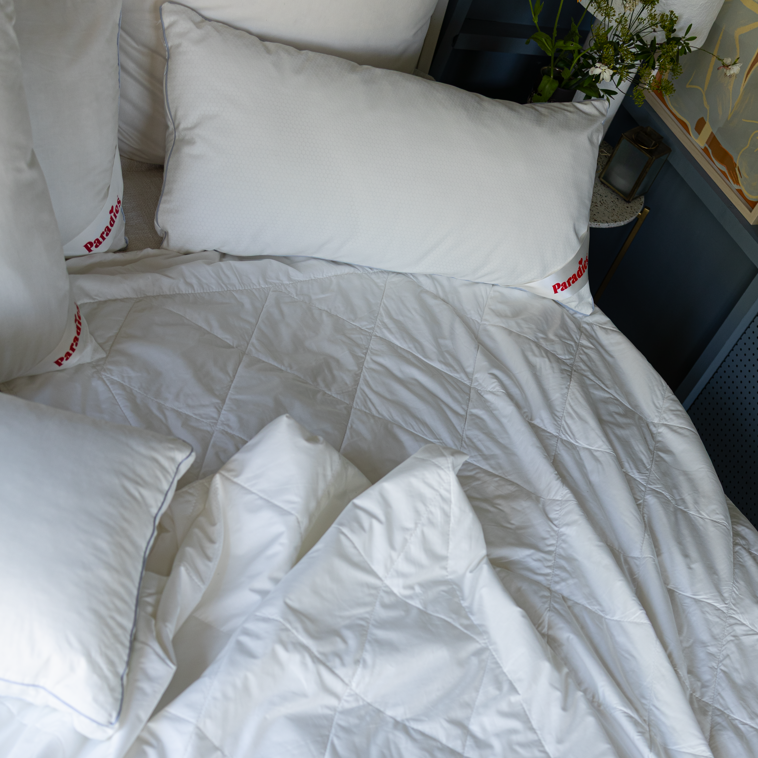 Weißes Cool Bett, mit Kissen und Decke