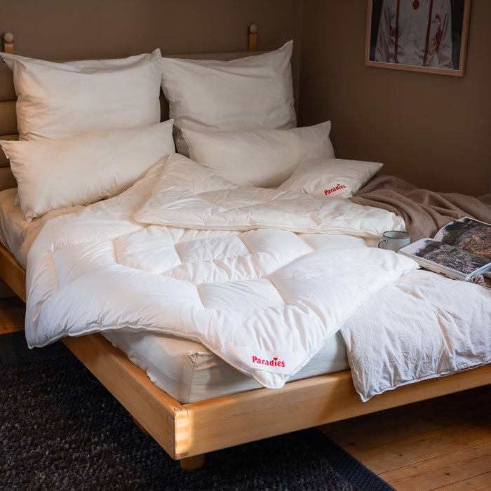 Paradies Prima Ganzjahresbettdecke im Schlafzimmer mit herbstlicher Deko.